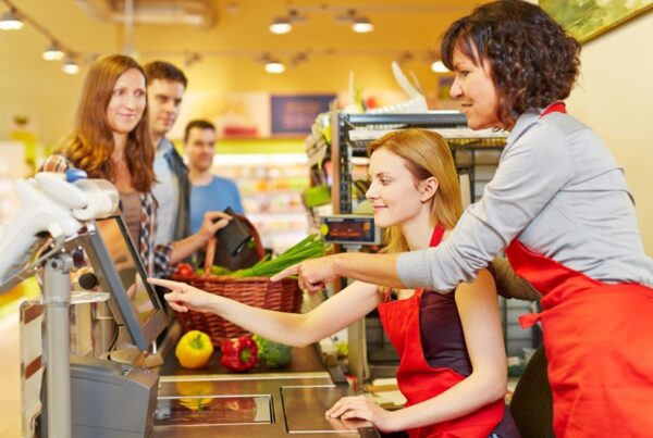 Sinh viên du học nghề Đức ngành bán hàng đang học việc tại cửa hàng bán lẻ ở Đức