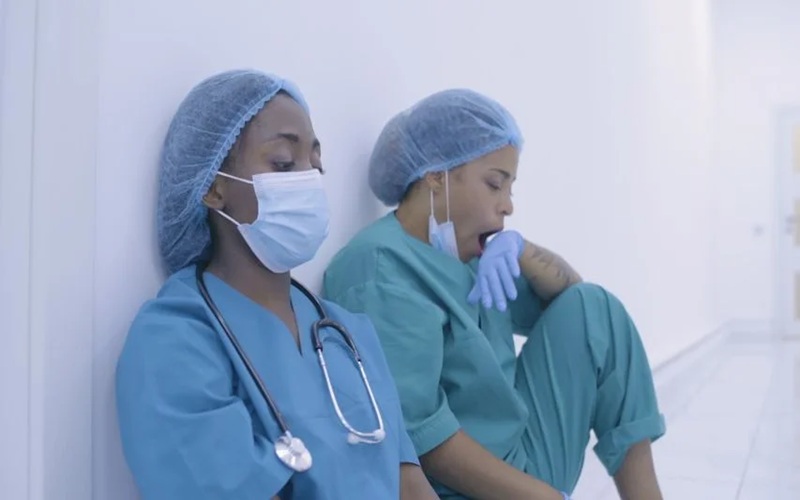 Ca làm đêm liên tục và lịch làm việc thay đổi không cố định là thách thức thể chất lớn với người làm điều dưỡng