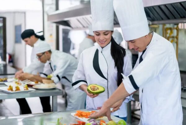 Công việc thường ngày của học viên du học nghề Đức ngành đầu bếp trong nhà hàng châu Âu