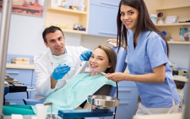 Công việc hàng ngày của học viên du học nghề Đức ngành trợ lý nha khoa