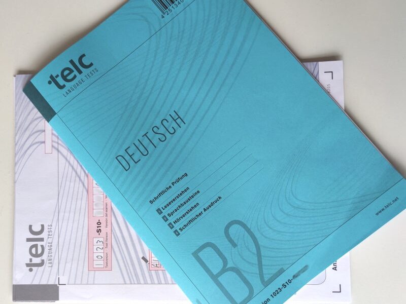 TELC B2 gồm Nghe, Đọc, Viết, Nói. Phần Nghe kiểm tra hiểu ý chính và chi tiết qua hội thoại hoặc thông báo.