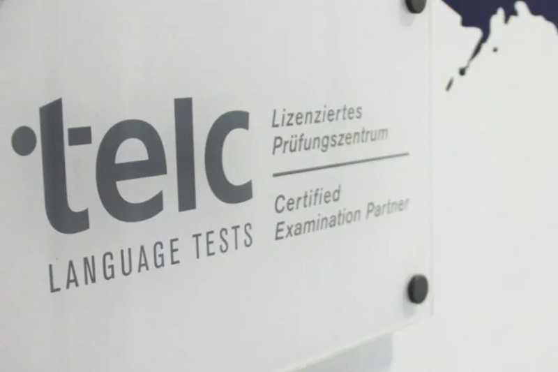 TELC đánh giá nghe, nói, đọc, viết theo chuẩn CEFR, tập trung ngôn ngữ thực tế.
