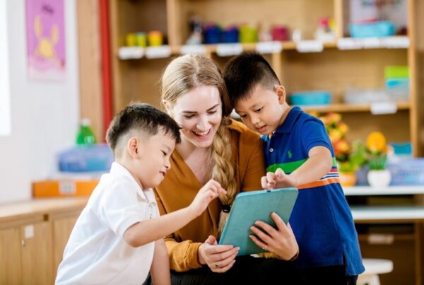 Giai đoạn 6–9 tuổi giúp trẻ làm quen tiếng Đức tự nhiên qua nghe nói và trò chơi học tập