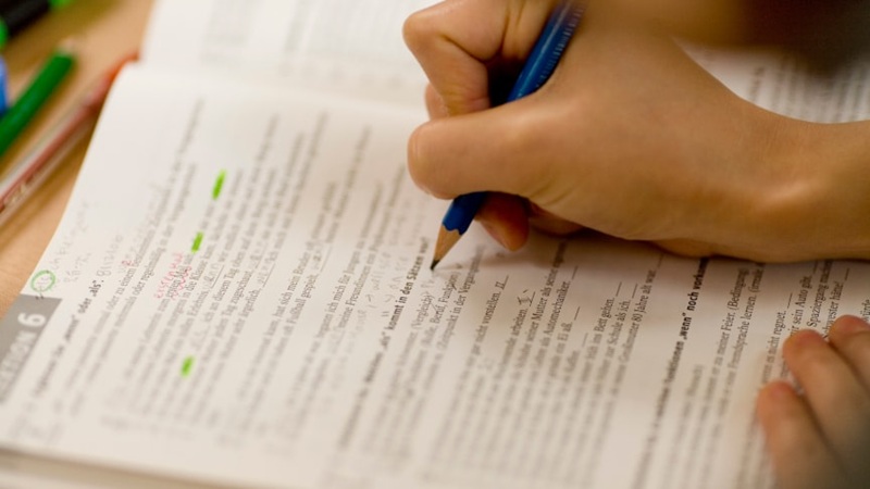 Luyện từ vựng qua tình huống thực tế giúp người mới phản xạ nhanh và nhớ lâu hơn trong giao tiếp.